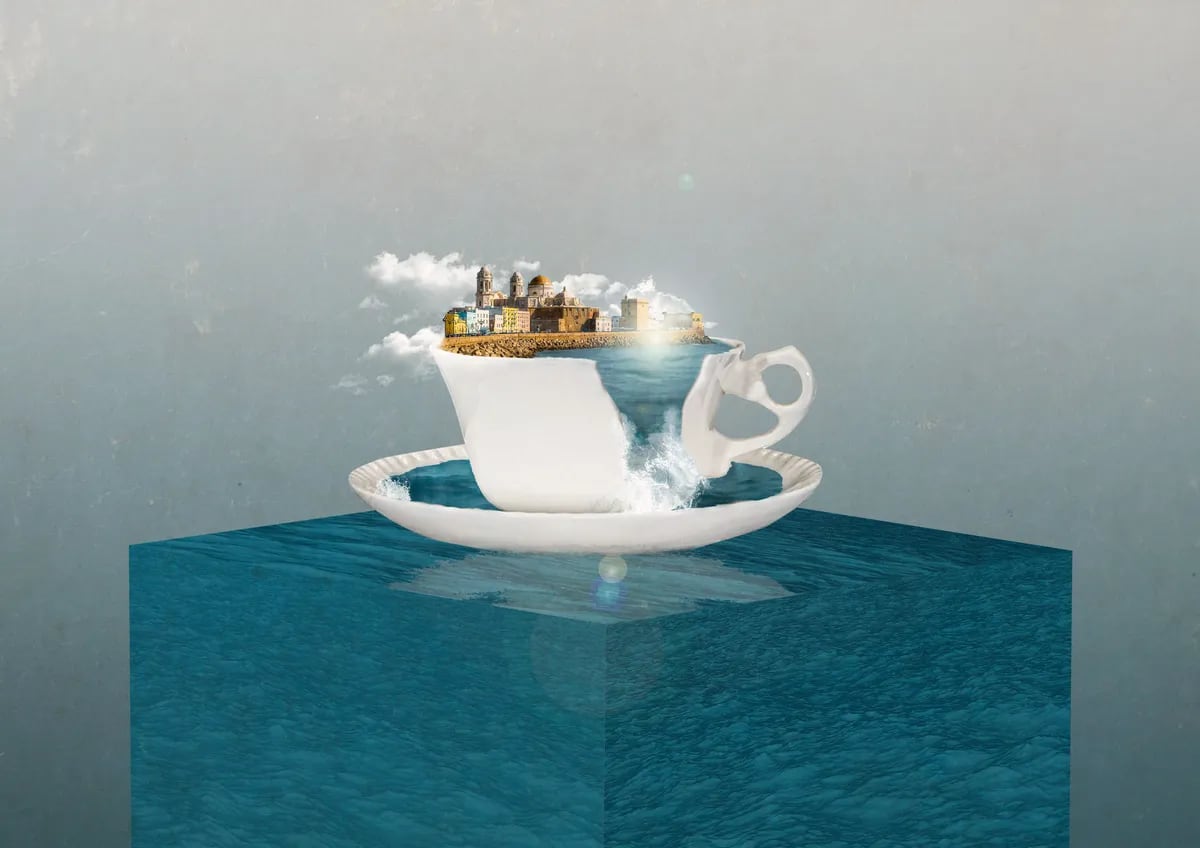 Collage surrealista de una taza con un pueblo costero para Pegao, de Sara García Iglesias, alumna de Diseño Gráfico y Motion Graphics en TRAZOS