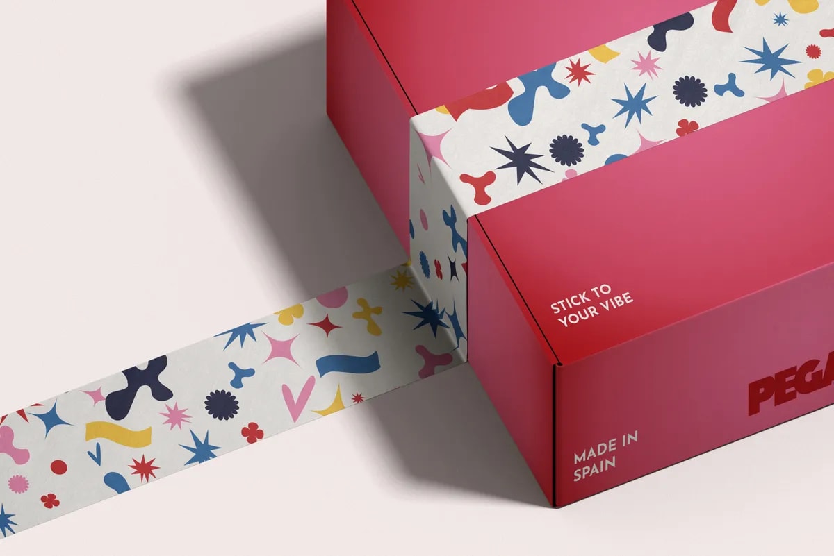 Caja roja y cinta adhesiva estampada de Pegao con el sello Made in Spain, de Sara García Iglesias, alumna de Diseño Gráfico y Motion Graphics en TRAZOS