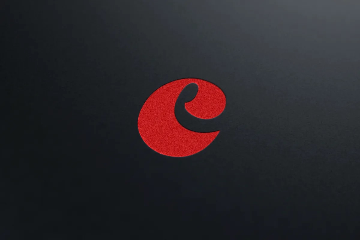 Isotipo rojo de la marca Corrico estampado sobre papel oscuro, de Luis Fernández Gregorio, alumno de Diseño Gráfico y Motion Graphics en TRAZOS