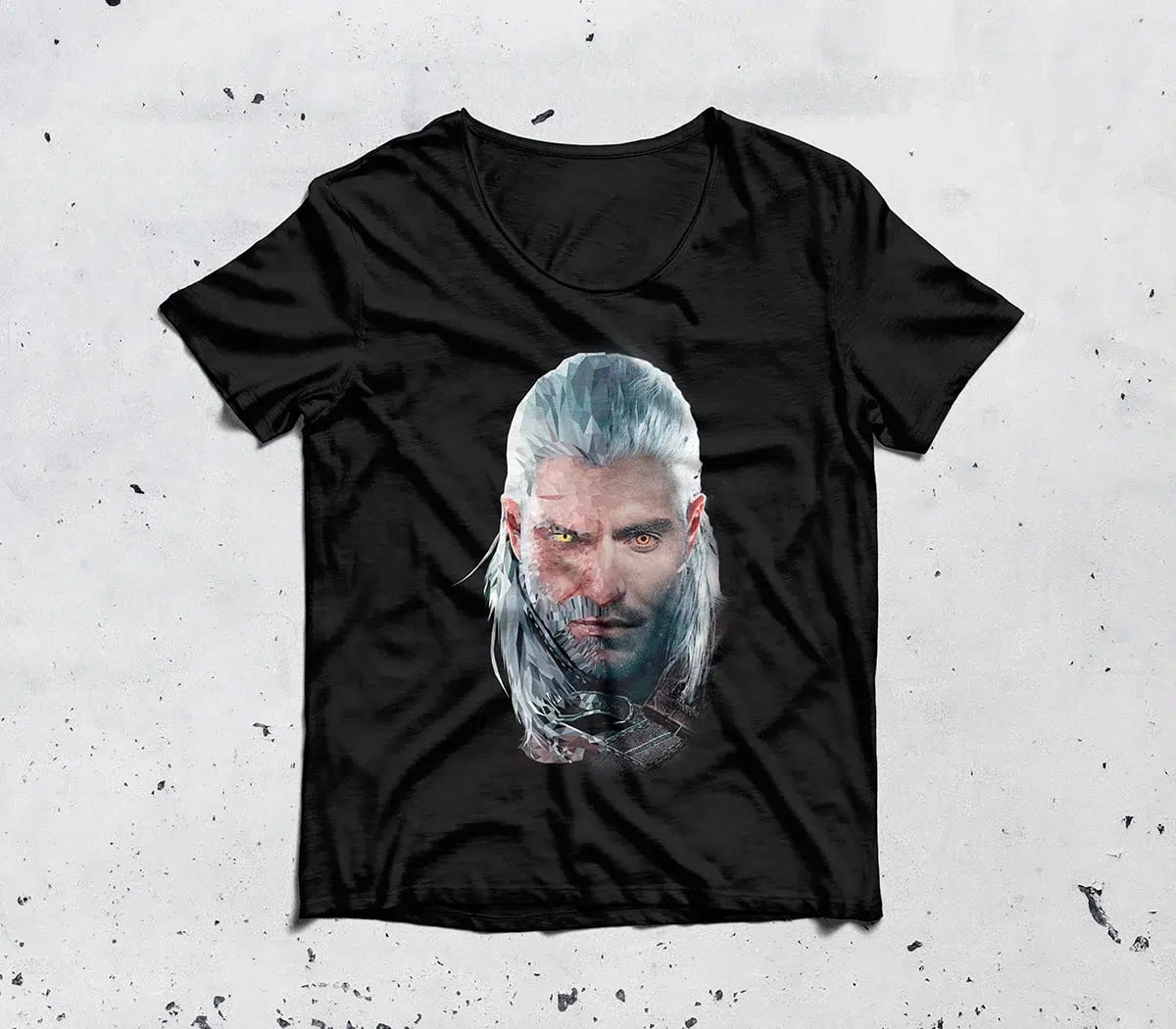 Mockup de camiseta negra con un retrato ilustrado en low poly de un personaje, de Guillermo Gómez Barroso, alumno de Diseño Gráfico y Motion Graphics en TRAZOS