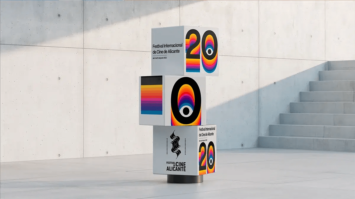 Instalación de cubos con la identidad del Festival Internacional de Cine de Alicante en un espacio de hormigón, de Alba Girón González, alumna de Diseño Gráfico y Motion Graphics en TRAZOS