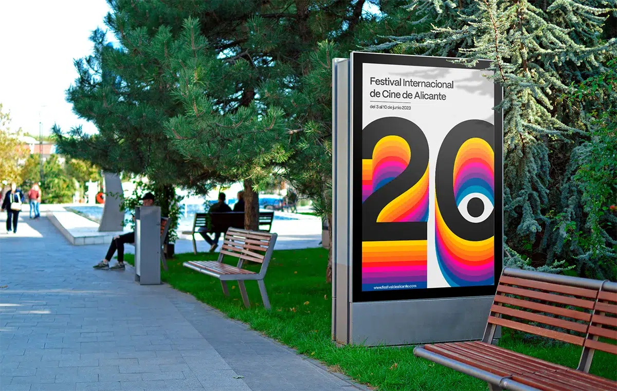 Mupi publicitario del Festival Internacional de Cine de Alicante en una calle con bancos, de Alba Girón González, alumna de Diseño Gráfico y Motion Graphics en TRAZOS