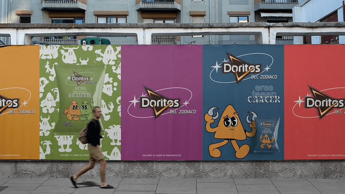 Valla publicitaria de la campaña Doritos del Zodiaco en una calle con un peatón pasando, de Alba Girón González, alumna de Diseño Gráfico y Motion Graphics en TRAZOS