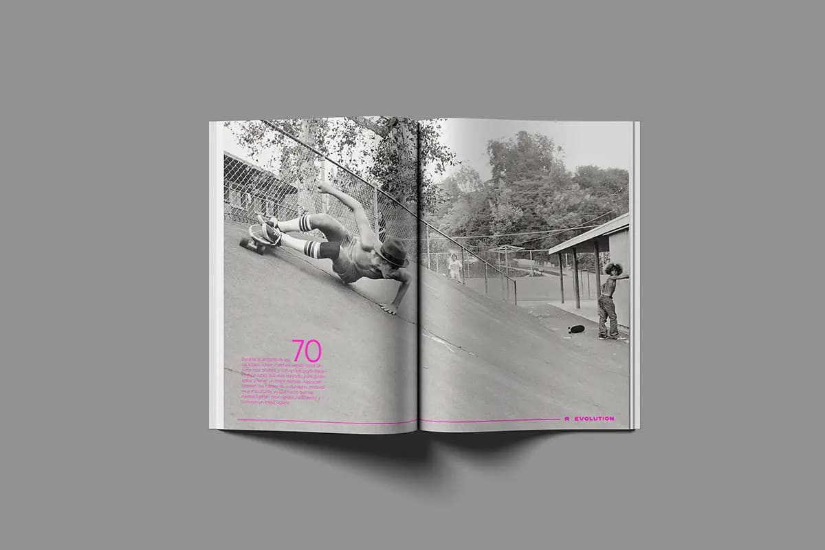 Doble página en blanco y negro de la revista Skateboarding Evolution sobre los años 70, de Daniel Guijarro Domínguez, alumno de Diseño Gráfico y Motion Graphics en TRAZOS