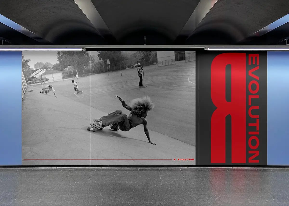 Mural publicitario de Skateboarding Evolution en un pasillo de metro, de Daniel Guijarro Domínguez, alumno de Diseño Gráfico y Motion Graphics en TRAZOS