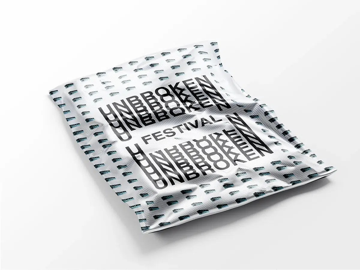 Paño blanco con el lettering Unbroken Festival repetido sobre patrón tipográfico, de María Delgado, alumna de Diseño Gráfico y Motion Graphics en TRAZOS