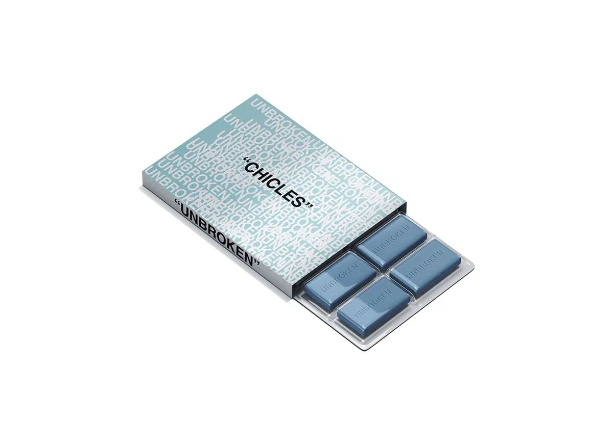 Packaging de chicles Unbroken en caja deslizante azul con tabletas azules, de María Delgado, alumna de Diseño Gráfico y Motion Graphics en TRAZOS