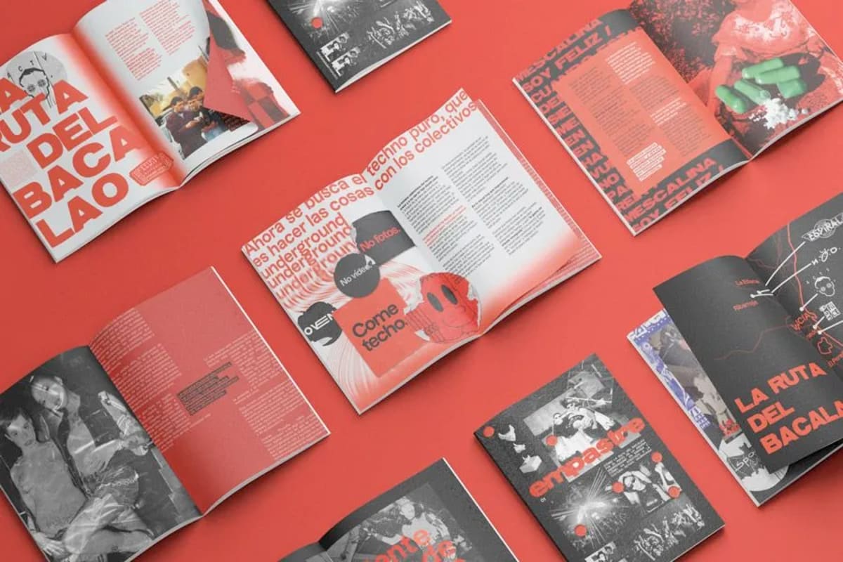 Varias páginas de la revista empastre dispuestas en perspectiva sobre fondo rojo, de Mireya Calduch Pérez, alumna de Diseño Gráfico y Motion Graphics en TRAZOS