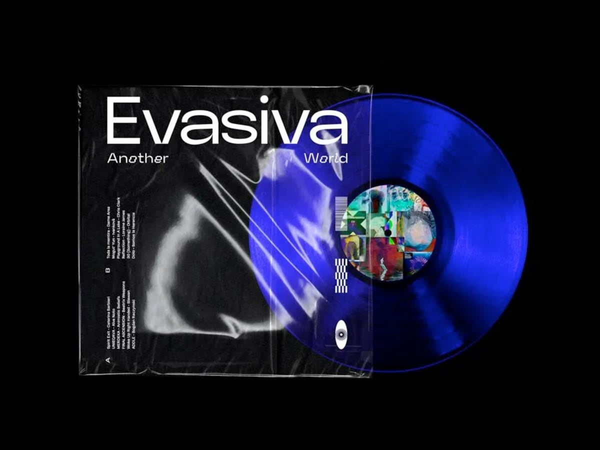 Disco de vinilo azul translúcido con la portada Evasiva Another World, de Miriam Paredes, alumna de Diseño Gráfico y Motion Graphics en TRAZOS