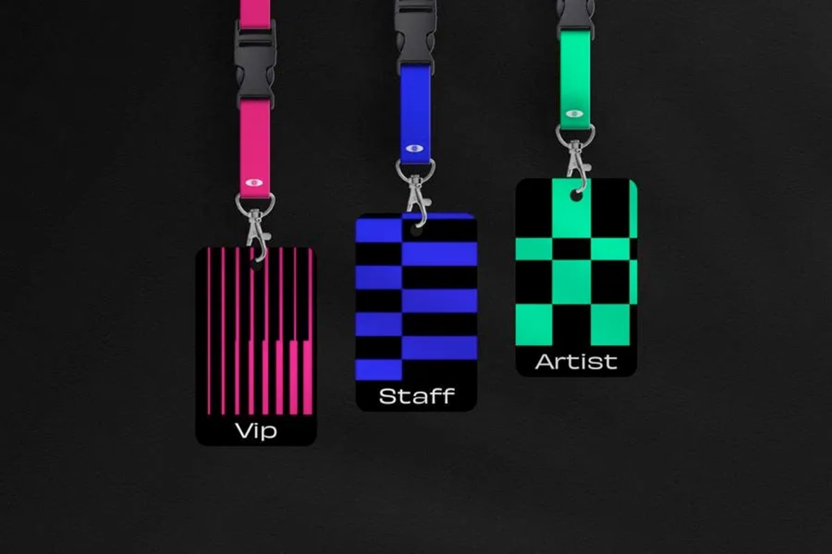 Tres acreditaciones con cordón Vip, Staff y Artist en rosa, azul y verde, de Miriam Paredes, alumna de Diseño Gráfico y Motion Graphics en TRAZOS