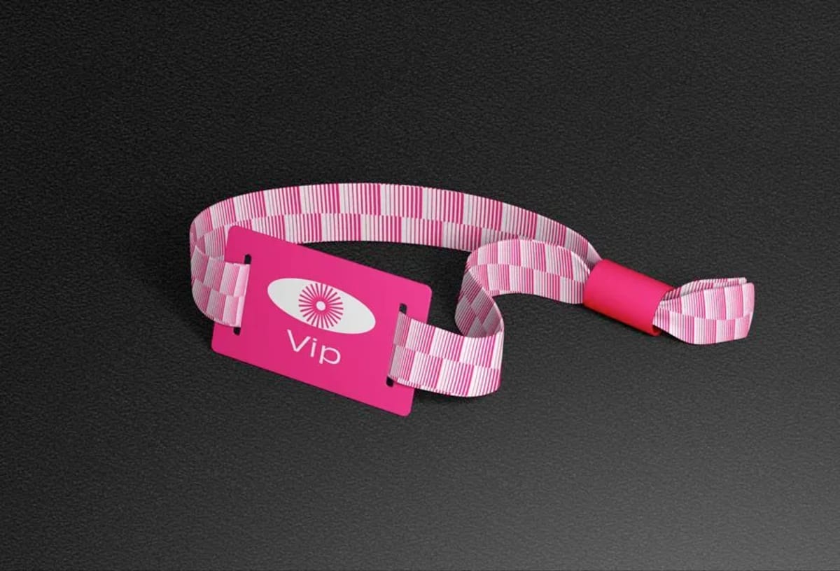 Pulsera de tela Vip rosa con cierre y placa del festival Evasiva, de Miriam Paredes, alumna de Diseño Gráfico y Motion Graphics en TRAZOS