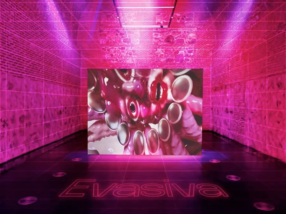 Instalación inmersiva con proyección y rótulo Evasiva en una sala de neón rosa, de Miriam Paredes, alumna de Diseño Gráfico y Motion Graphics en TRAZOS