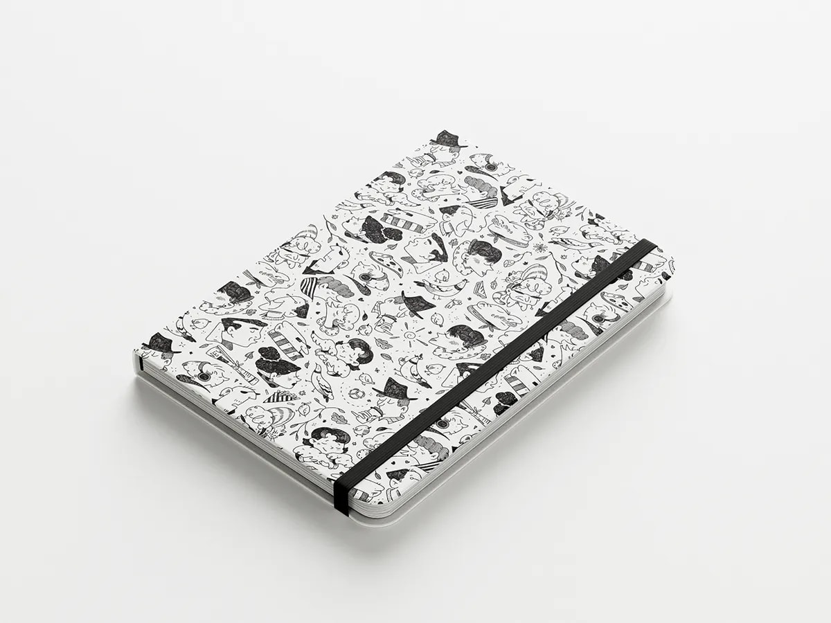 Mockup de una libreta con un patrón de ilustraciones en blanco y negro, de Sofía Blasco, alumna de Concept Art en TRAZOS
