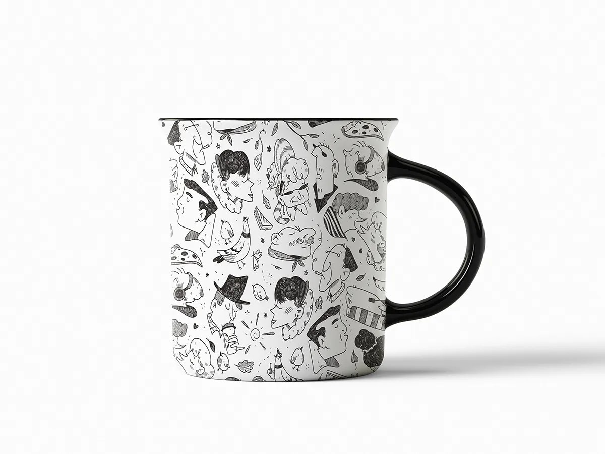 Mockup de una taza con un patrón de retratos ilustrados en blanco y negro, de Sofía Blasco, alumna de Concept Art en TRAZOS
