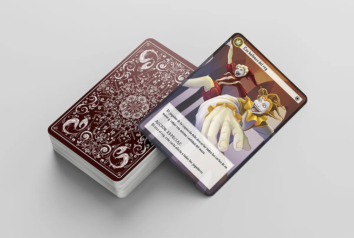 Mockup de una baraja de cartas ilustradas con la carta Los bufones del rey y el reverso decorado, de Daniela Pérez, alumna de Ilustración y Animación 2D en TRAZOS