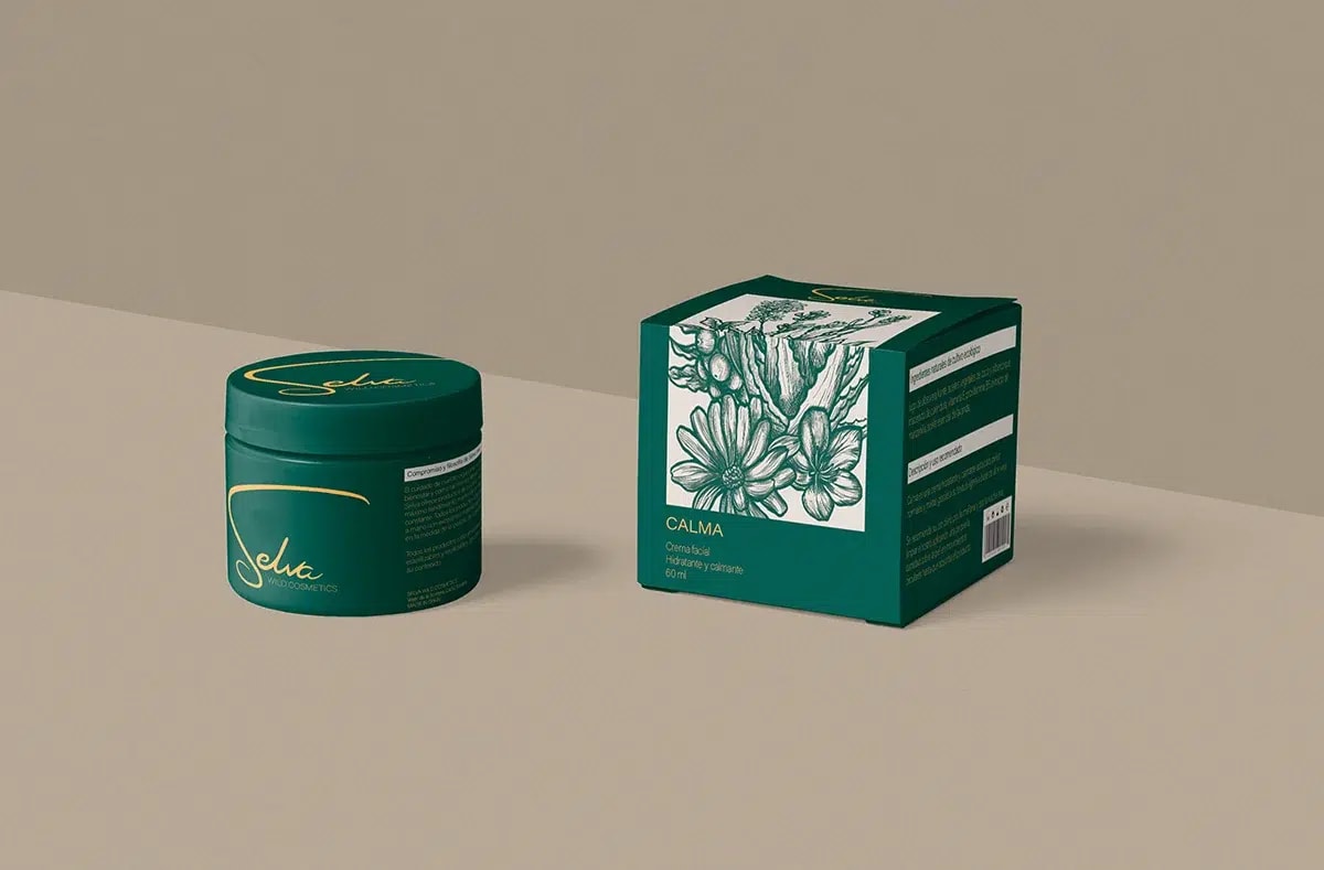 Mockup de packaging de la crema facial Calma de Selva Wild Cosmetics con bote y caja verdes e ilustración botánica, de Robea Fee Schlegel, alumna de Ilustración y Animación 2D en TRAZOS