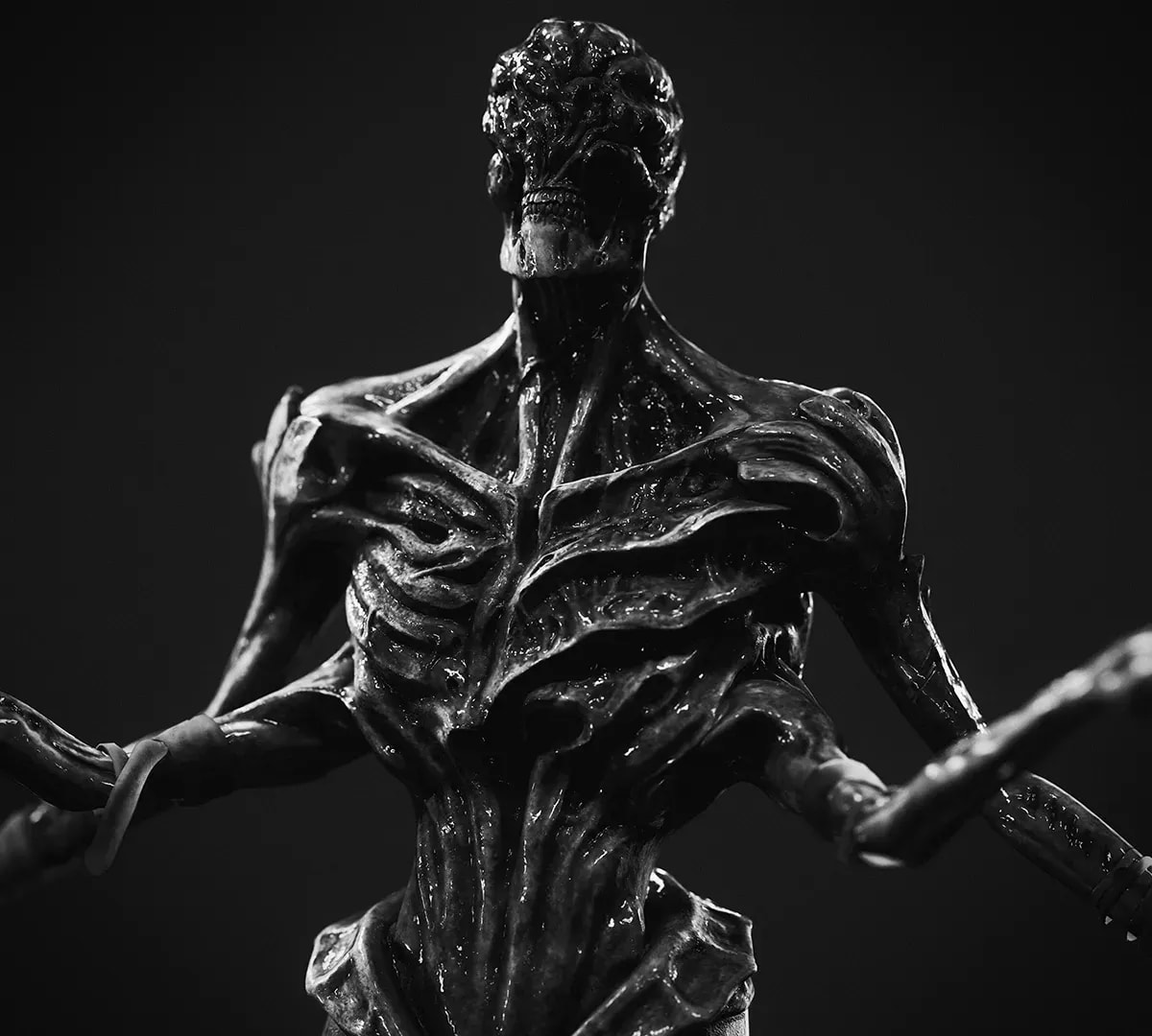 Criatura monstruosa de cuerpo descarnado con brazos extendidos, render en blanco y negro, de Noelia Ayelen, alumna de Concept Art en TRAZOS