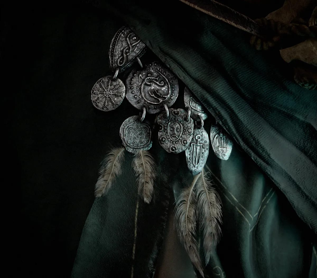 Detalle de los amuletos de plata grabados y plumas que cuelgan del cinturón de la chamana, de Ángela Rioseras San Martín, alumna de Concept Art en TRAZOS
