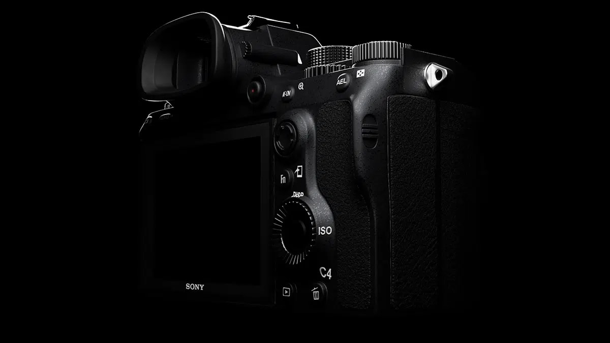 Render de una cámara Sony Alpha vista por detrás sobre fondo negro, de Diego Vargas Vargas, alumno de 3D · Modelado y Animación en TRAZOS