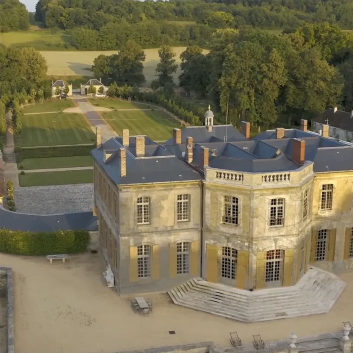 Vista aérea de un palacio de estilo clásico con sus jardines y arboleda, de Trabajo Grupal Nuke, alumnos de VFX en TRAZOS