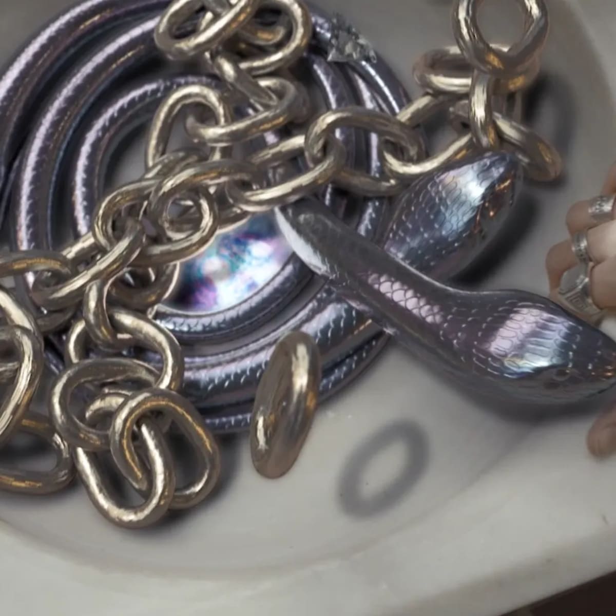 Serpiente metálica entre cadenas plateadas en un lavabo, de Ricardo Leoz, alumno de VFX en TRAZOS