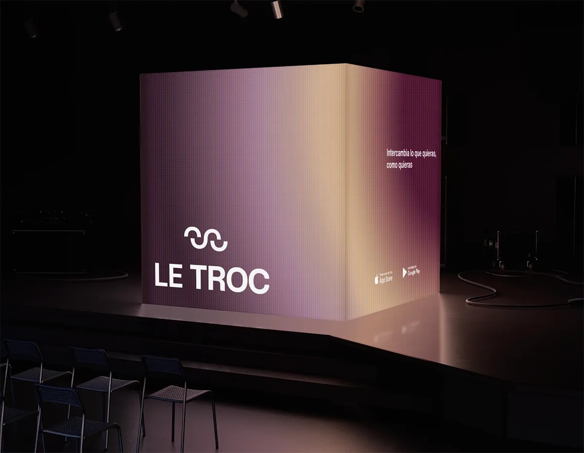Mockup de instalación de marca LE TROC en un cubo luminoso sobre un escenario, de Rita García, alumna de UX/UI/Web en TRAZOS