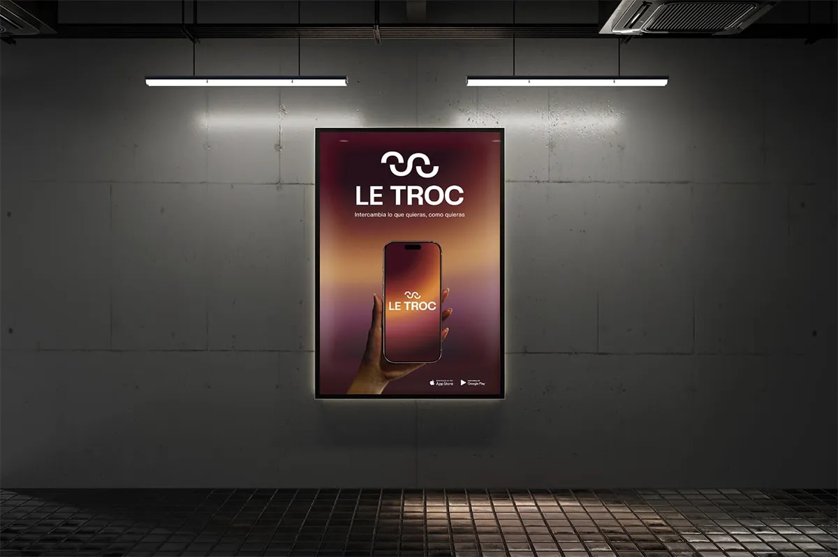Mockup de cartel vertical de la app LE TROC en una estación de metro con un móvil mostrando el logo, de Rita García, alumna de UX/UI/Web en TRAZOS