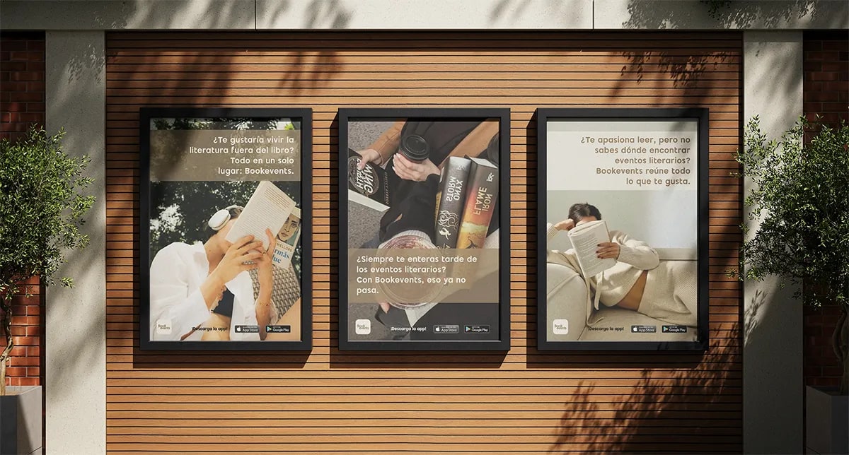 Mockup de tres carteles promocionales de Bookevents sobre pared de madera, de Patricia Serrano, alumna de UX/UI/Web en TRAZOS
