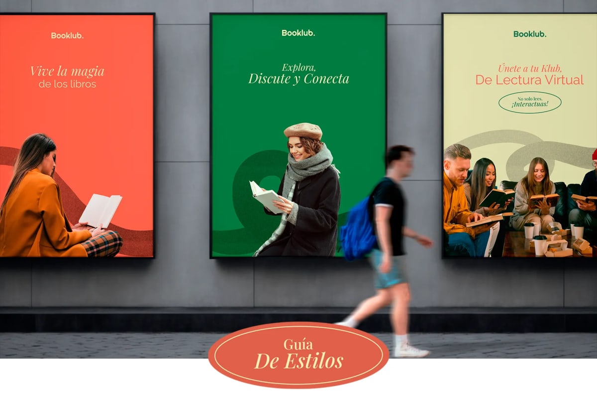 Carteles de la campaña publicitaria de la app Booklub en una pared, de María José Labarca, alumna de UX/UI/Web en TRAZOS