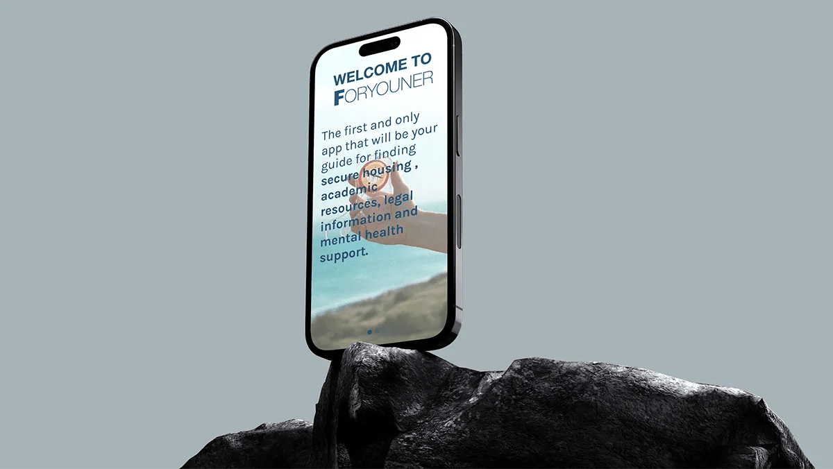 Mockup de la app Foryouner con pantalla de bienvenida sobre fondo de rocas, de Nour Chammakhi, alumna de UX/UI/Web en TRAZOS