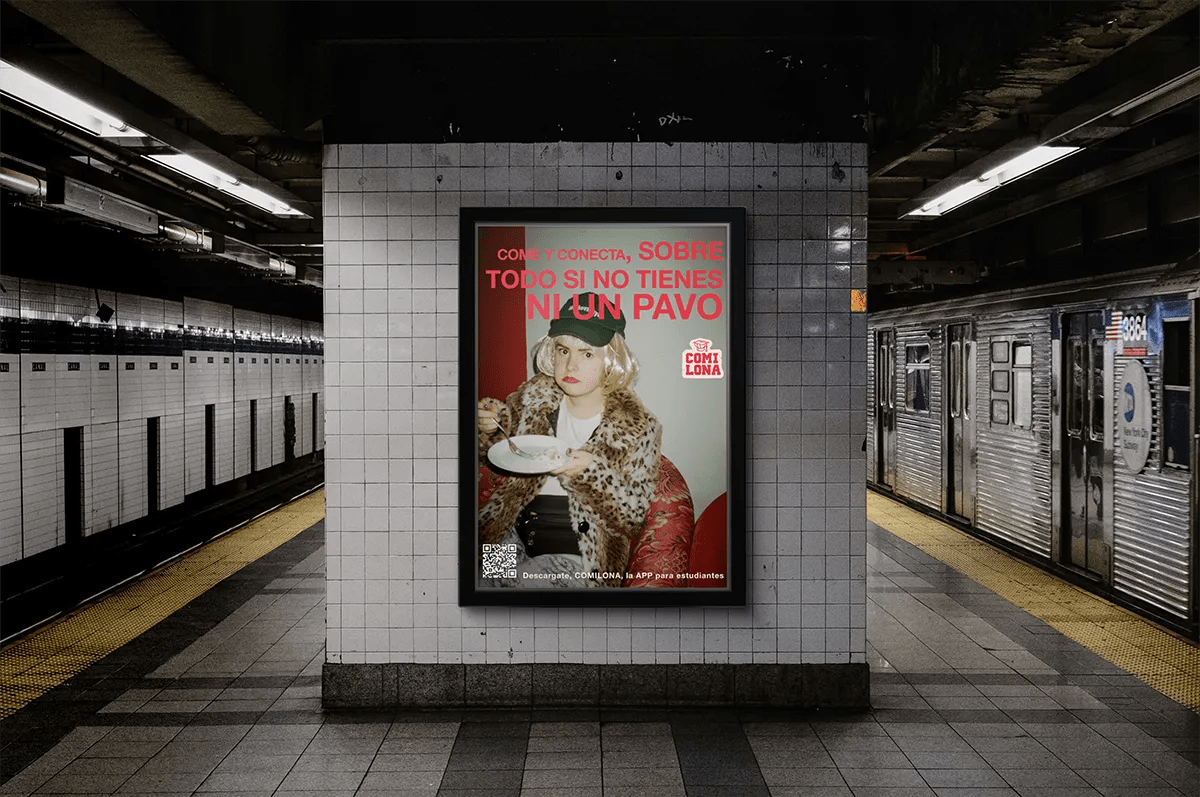 Mockup de cartel publicitario de COMILONA en una estación de metro con el lema ni un pavo, de Sofía Villalta, alumna de UX/UI/Web en TRAZOS