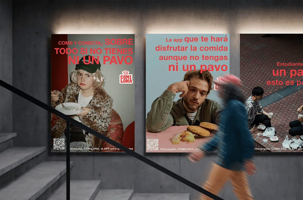 Mockup de carteles de campaña de COMILONA en una pared con los lemas come y conecta y ni un pavo, de Sofía Villalta, alumna de UX/UI/Web en TRAZOS