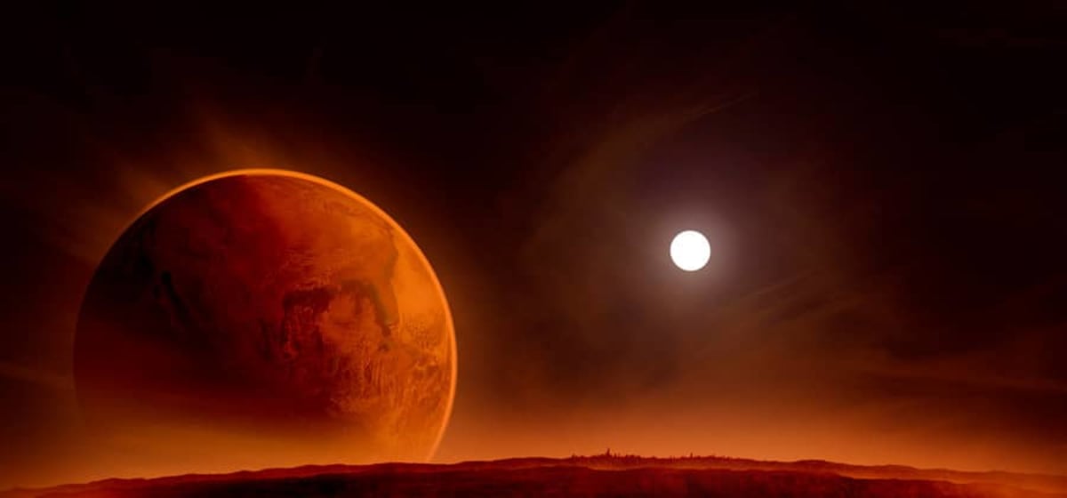 Planeta rojo alienígena junto a un sol brillante sobre un horizonte desértico, de Adriano Marroyo, alumno de Concept Art en TRAZOS
