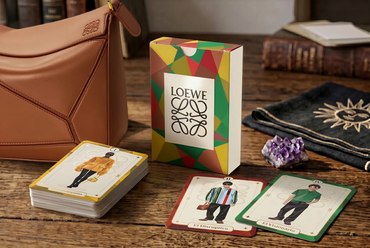 Baraja de tarot de Loewe desplegada sobre una mesa de madera con el bolso Puzzle y una amatista, de Sandra Marugan, alumna de Diseño Gráfico y Motion Graphics en TRAZOS