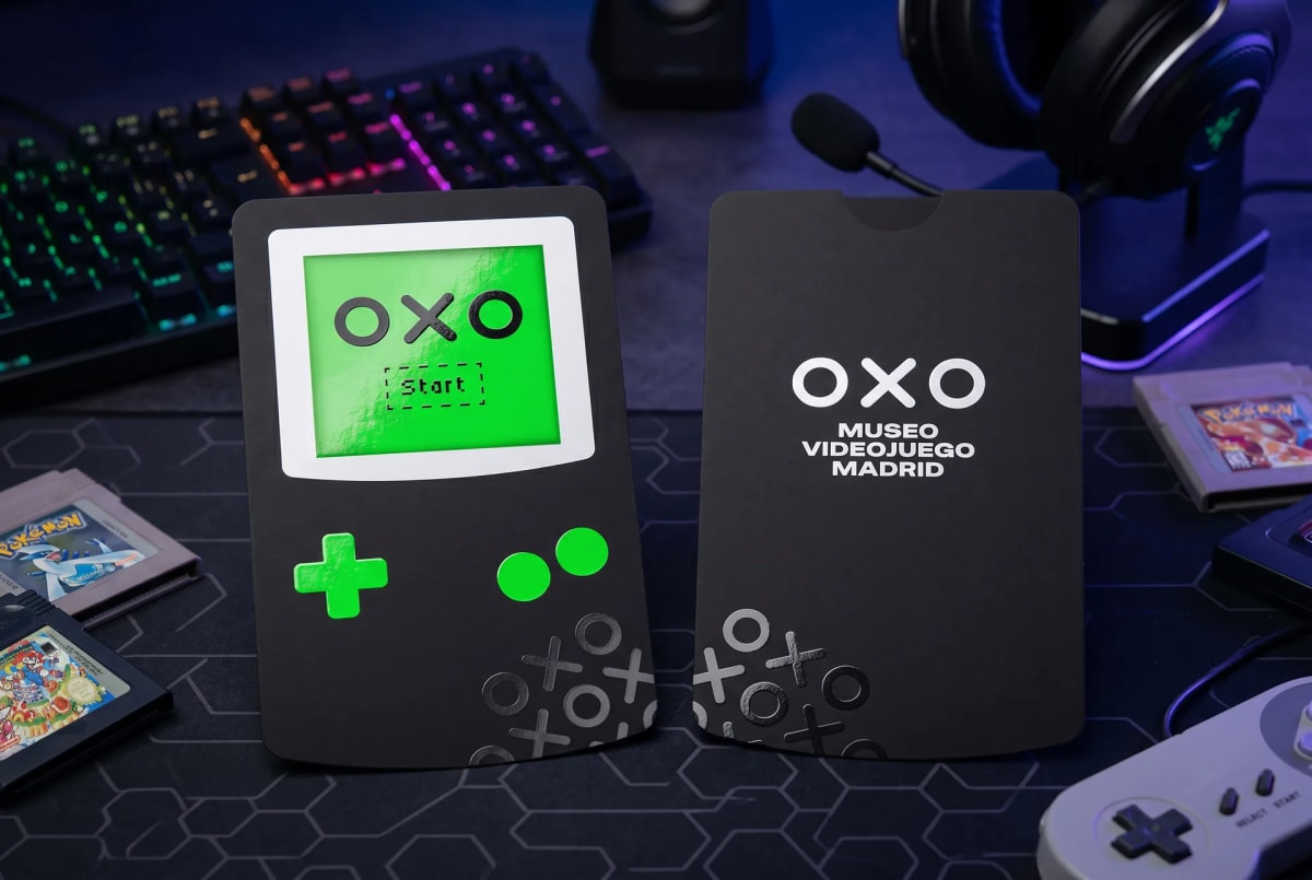 Tarjeta troquelada del museo OXO con forma de consola portátil, entre cartuchos y mandos retro, de Sandra Marugan, alumna de Diseño Gráfico y Motion Graphics en TRAZOS