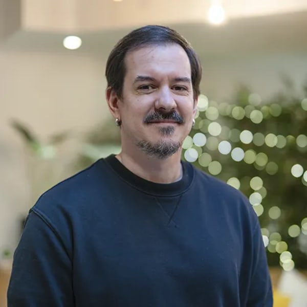 Retrato de Álvaro Abuín, profesor en TRAZOS