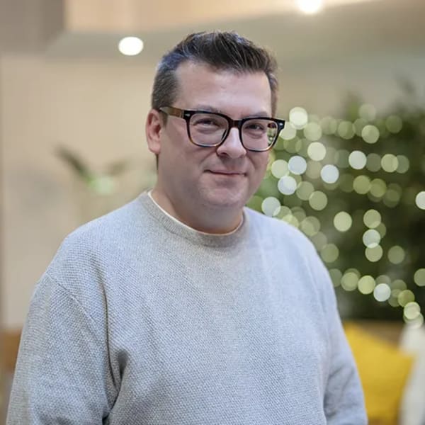 Retrato de Iván Carnero, profesor en TRAZOS