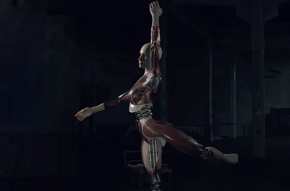 Personaje 3D robótico femenino en pose de danza con un brazo en alto, animación de personaje mecánico, módulo de la Doble Carrera en Ilustración, Concept Art, 3D y Animación de TRAZOS, escuela de arte digital en Madrid