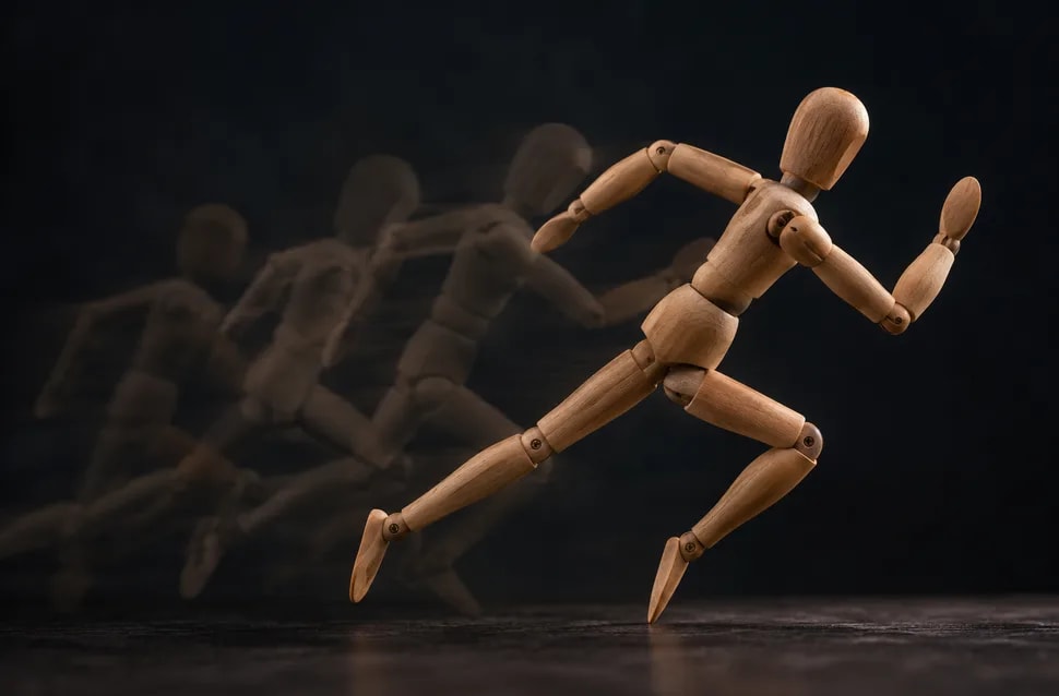 Personaje tridimensional con su esqueleto y controles de rig visibles sobre una pose en movimiento, rigging y animación, módulo del Máster Avanzado en Animación Cinematográfica con ComfyUI de TRAZOS, escuela de arte digital en Madrid