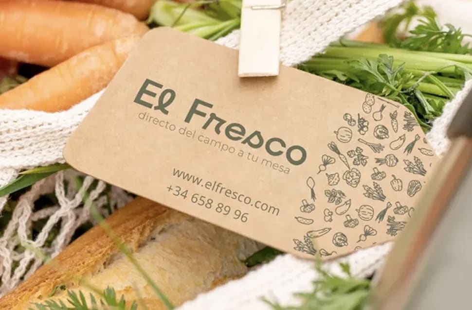 Tarjeta de visita de papel kraft de la marca El Fresco sobre verduras frescas, diseño publicitario, módulo de la Carrera en Diseño Gráfico de TRAZOS, escuela de arte digital en Madrid