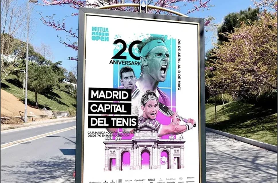 Cartel del Mutua Madrid Open con el lema Madrid Capital del Tenis, jugadores de tenis y la Puerta de Alcalá en una calle de Madrid, emprendimiento en dirección de arte, módulo del Máster Avanzado en Dirección de Arte y Creatividad de TRAZOS, escuela de arte digital en Madrid