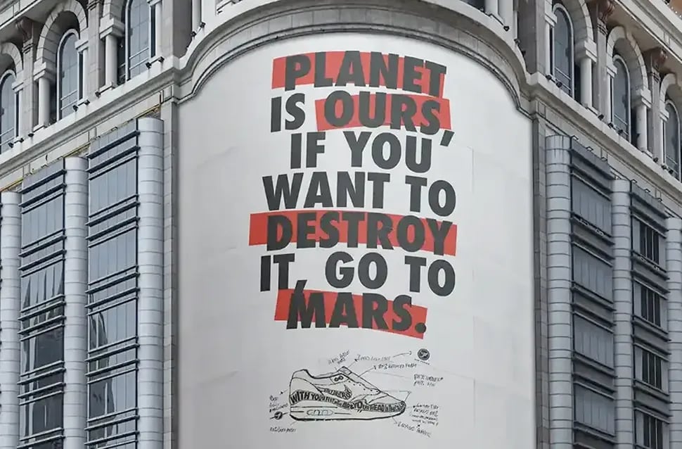 Valla publicitaria en una fachada con el lema Planet is ours, if you want to destroy it go to Mars, estrategias creativas, módulo de la Carrera en Diseño Gráfico de TRAZOS, escuela de arte digital en Madrid