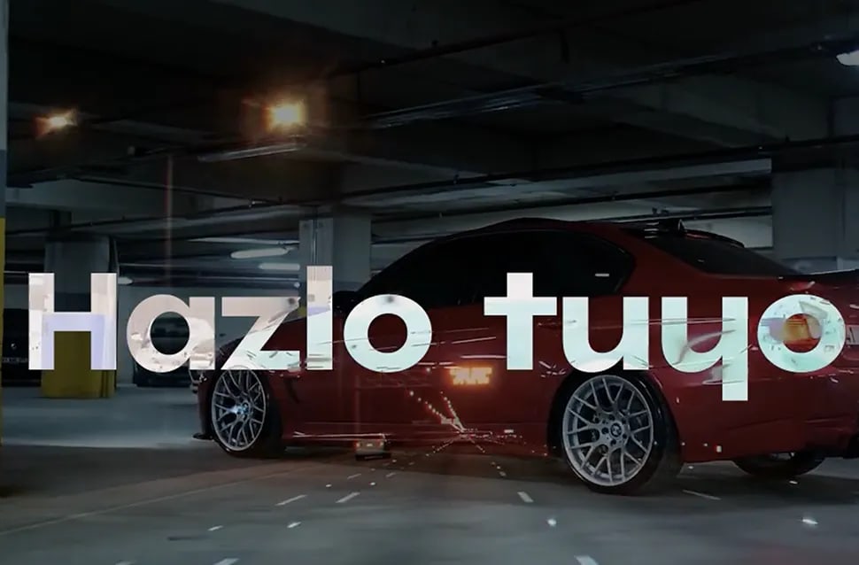 Render en tiempo real de un coche rojo en un aparcamiento con el texto Hazlo tuyo, motion graphics con Unreal Engine, módulo de la Carrera en Diseño Gráfico de TRAZOS, escuela de arte digital en Madrid