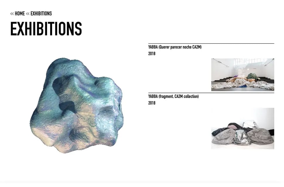 Página web de exposiciones con una figura 3D iridiscente y listado de muestras, back-end con Node.js y Express, módulo del Máster en Desarrollo Web Full Stack con React, Node.js e IA de TRAZOS, escuela de arte digital en Madrid