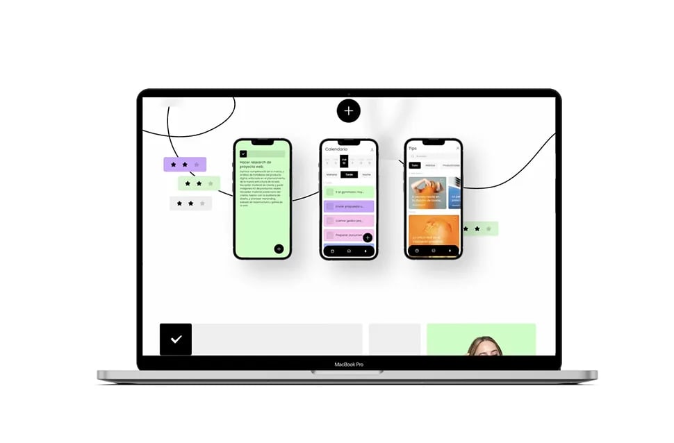Prototipo web en un portátil MacBook con pantallas de móvil y anotaciones de testing, diseño web y testing, módulo del Máster en UX/UI de TRAZOS, escuela de arte digital en Madrid