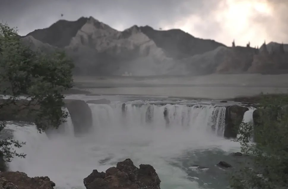 Simulación de elementos naturales con una cascada de agua entre montañas y niebla, módulo de la Doble Carrera en Postproducción de TRAZOS, escuela de arte digital en Madrid