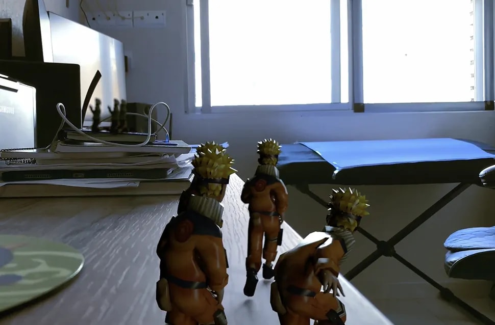 Render con Karma integrando figuras de un personaje ninja sobre un escritorio real junto a una ventana, módulo de la Doble Carrera en Postproducción de TRAZOS, escuela de arte digital en Madrid