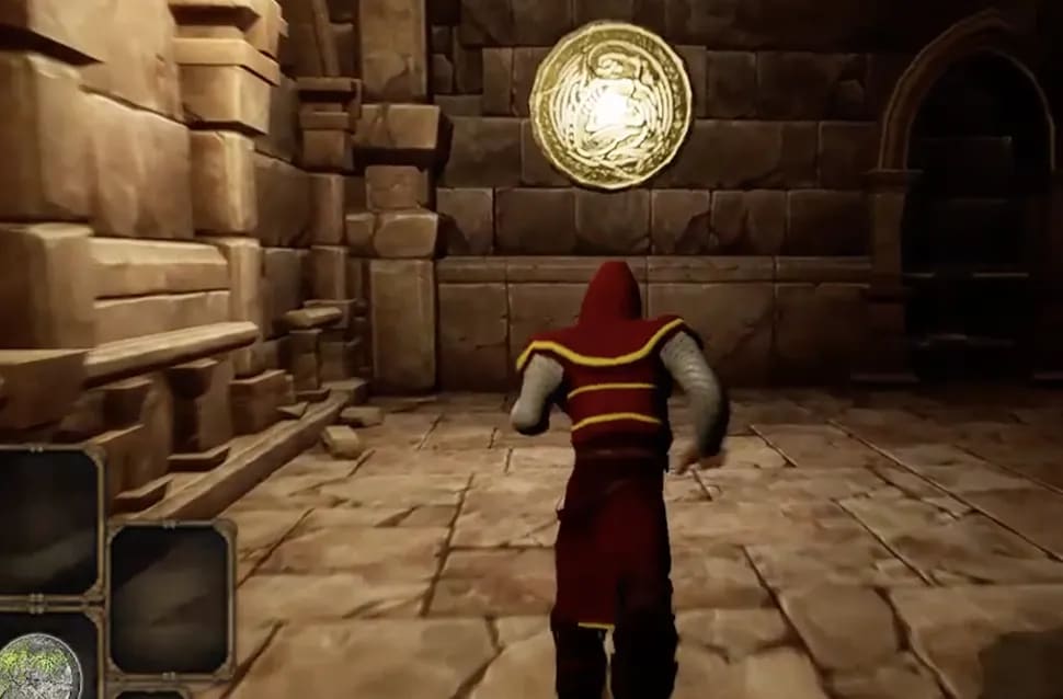 Escena de acción en tercera persona hecha en Unity, con un personaje encapuchado de rojo en una mazmorra de piedra con un emblema dorado y la interfaz de inventario, módulo de la Carrera en Videojuegos de TRAZOS, escuela de arte digital en Madrid
