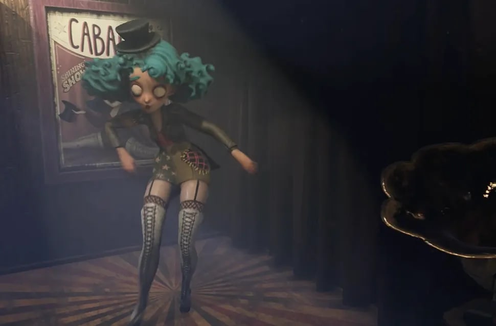 Personaje estilizado de pelo turquesa con chistera y medias de rejilla en un escenario teatral de cabaret renderizado en Unreal Engine 5, módulo de la Carrera en Videojuegos de TRAZOS, escuela de arte digital en Madrid