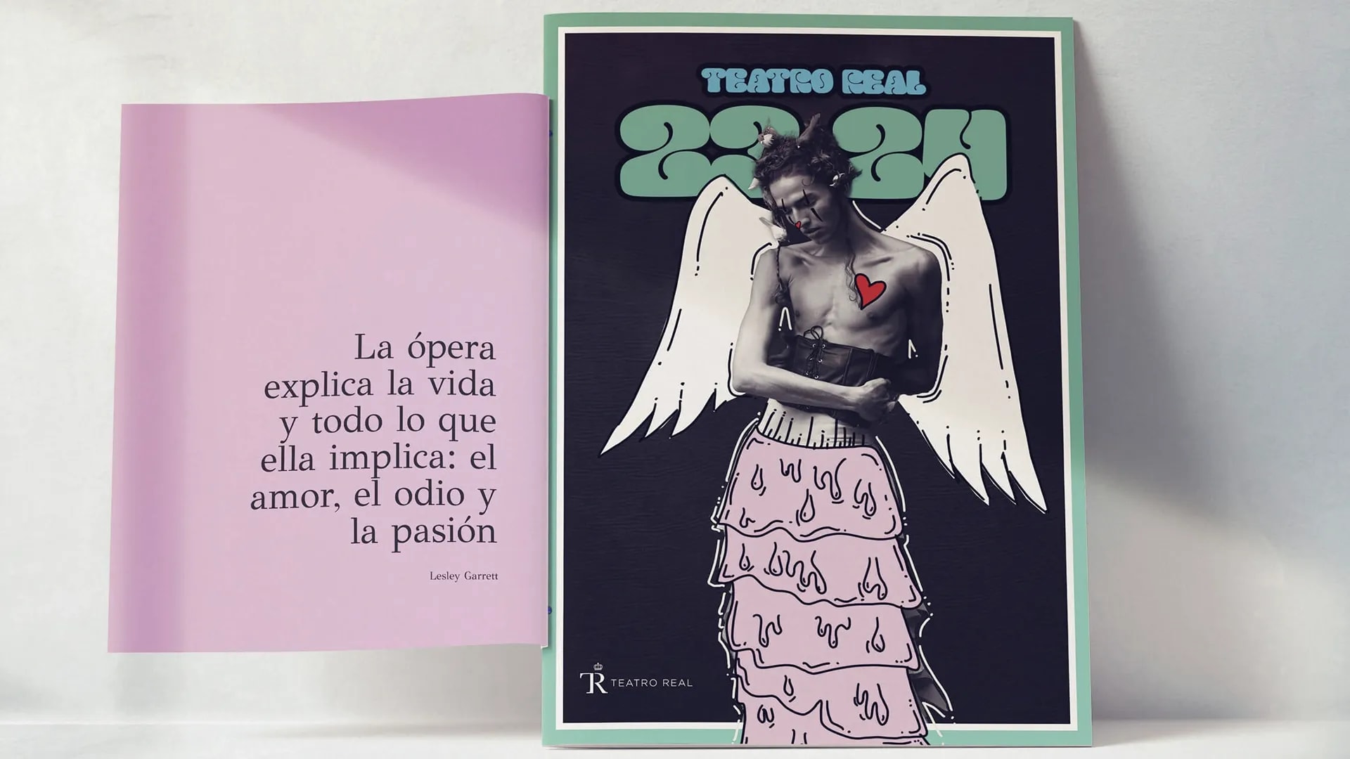 Diseño editorial del programa de la temporada 23-24 del Teatro Real, con portada de figura alada, trabajo de Iván Carnero, profesor de Diseño Gráfico de TRAZOS, escuela de arte digital en Madrid